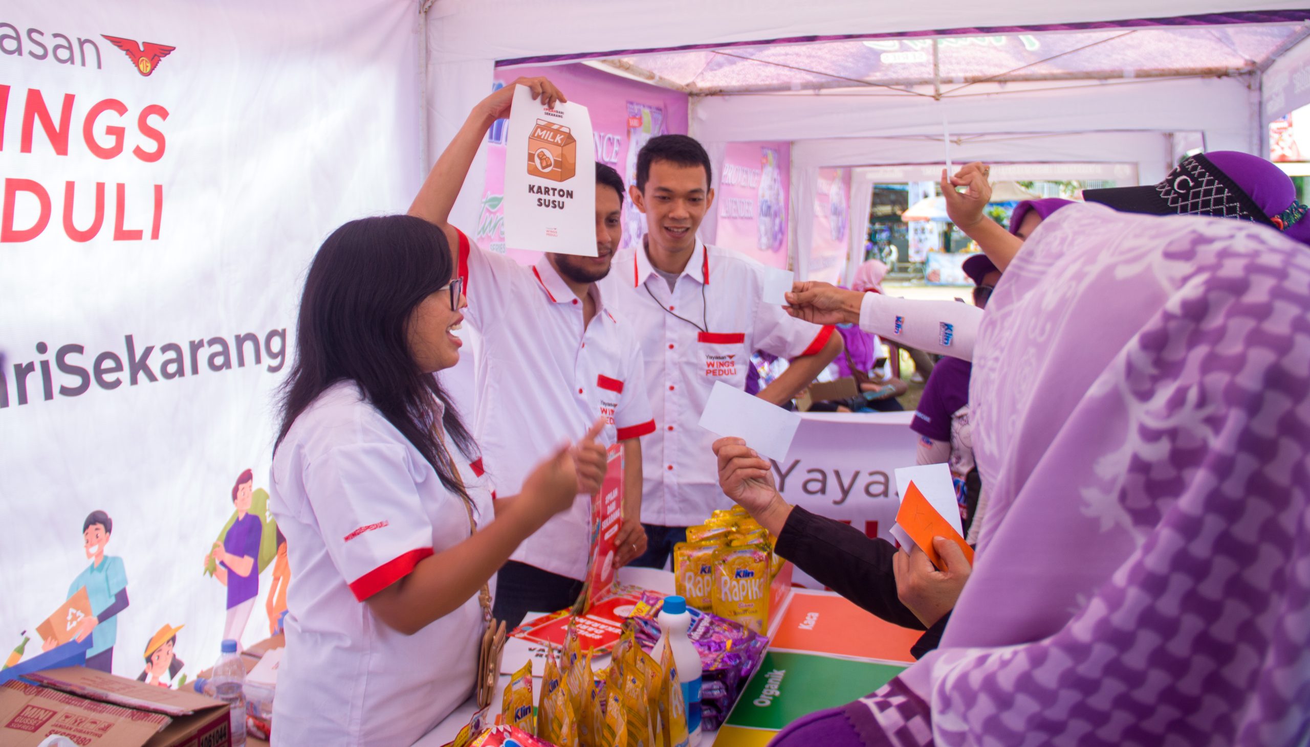 Jakarta, 06 Jan 2020 - Yayasan Wings Peduli Kasih meringankan beban para pengungsi korban banjir Jabodetabek yang terjadi pada awal tahun 2020