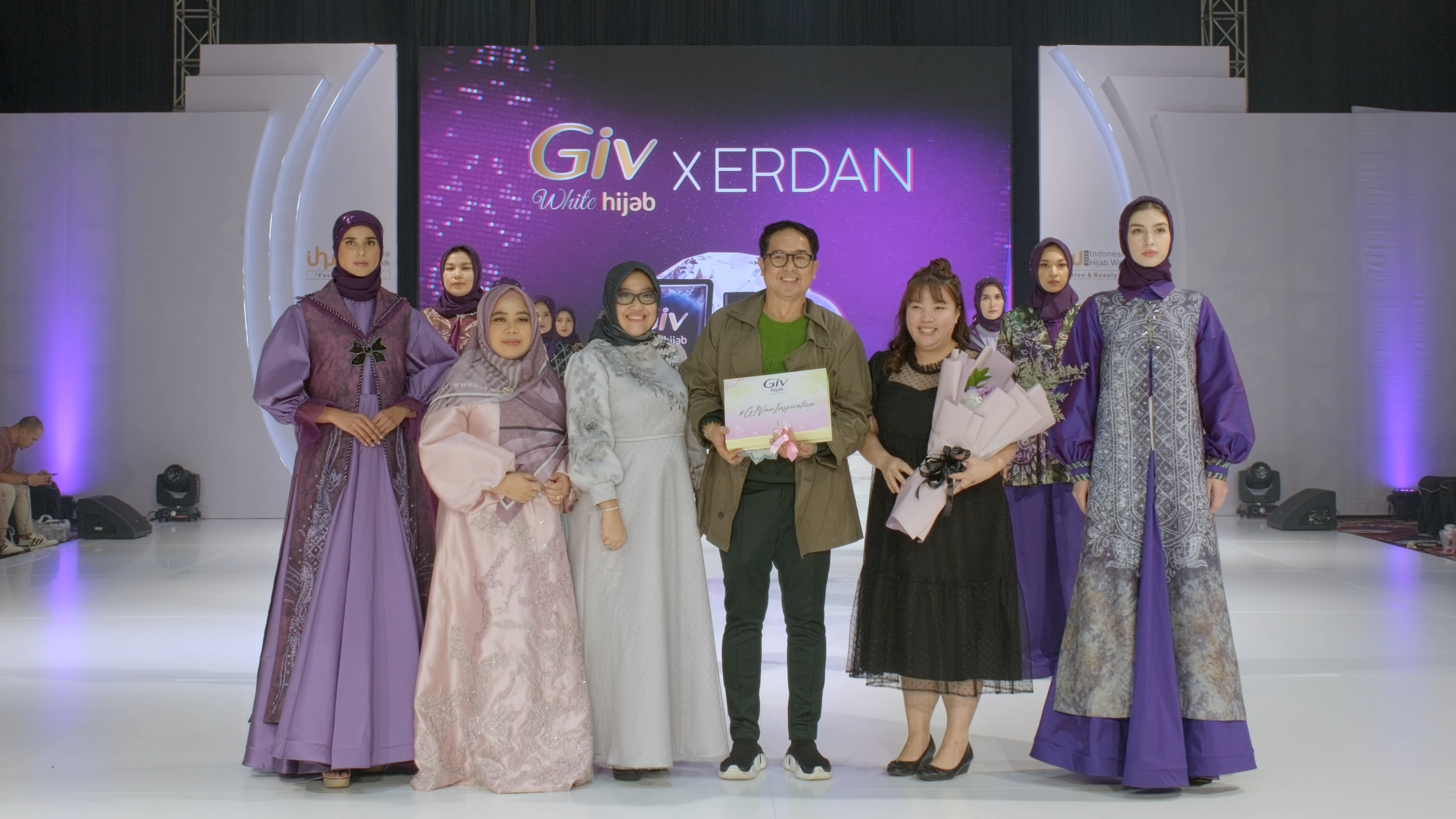 Kolaborasi GIV Hijab dengan Erdan yang menampilkan rancangan busana terinspirasi dari varian GIV Hijab Saffron & Niacinamide.JPG Jakarta, 06 Jan 2020 - Yayasan Wings Peduli Kasih meringankan beban para pengungsi korban banjir Jabodetabek yang terjadi pada awal tahun 2020