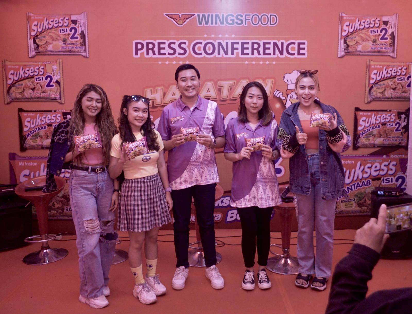 Jakarta, 06 Jan 2020 - Yayasan Wings Peduli Kasih meringankan beban para pengungsi korban banjir Jabodetabek yang terjadi pada awal tahun 2020