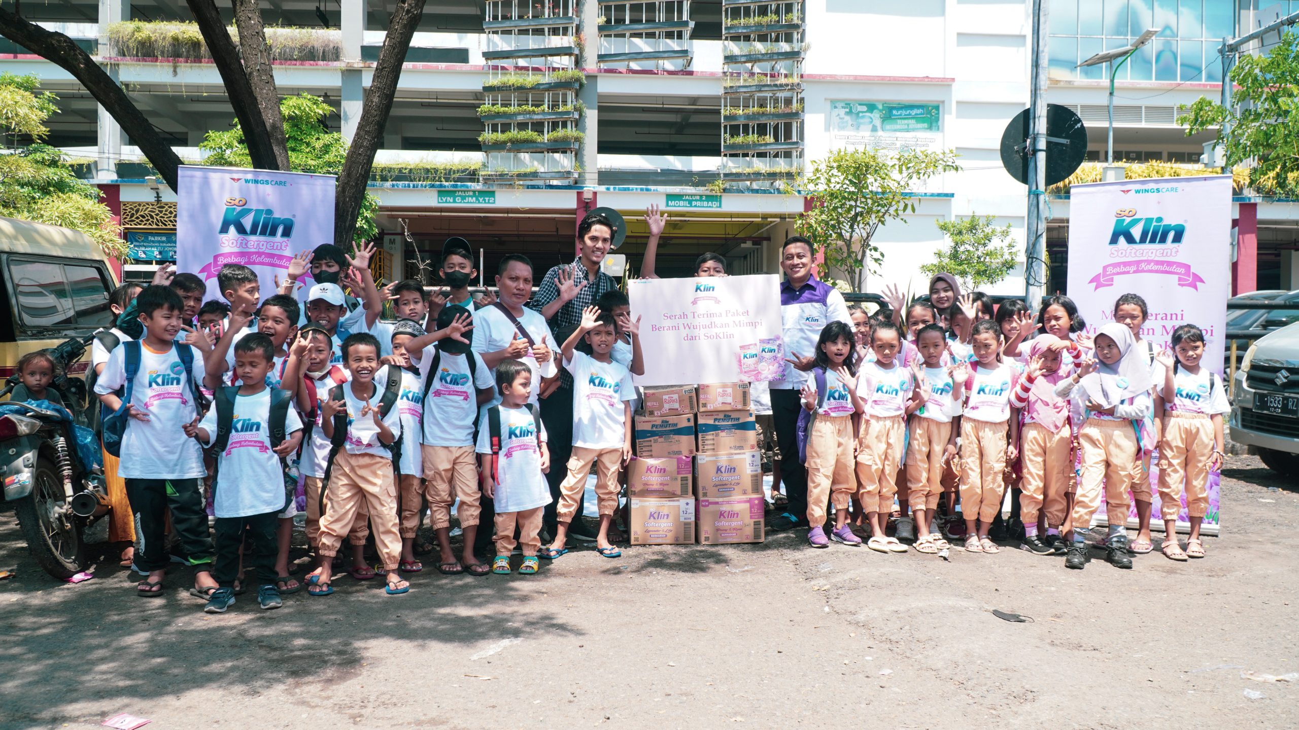 Jakarta, 06 Jan 2020 - Yayasan Wings Peduli Kasih meringankan beban para pengungsi korban banjir Jabodetabek yang terjadi pada awal tahun 2020